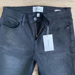 Frame Denim Le Skinny de Jeanne Chewed Hem Jeans